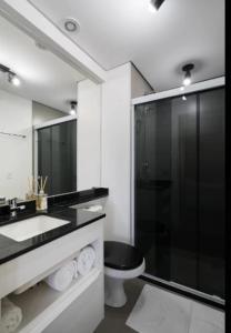 een badkamer met een toilet, een wastafel en een douche bij Studio vista para cidade in Sao Paulo