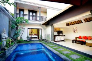 una piscina frente a una casa en Degung de brata Family villas, en Legian