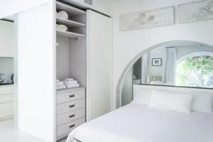 A bed or beds in a room at Sant’Agnese SMART