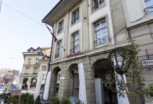 een gebouw met bogen aan de zijkant bij Nydeck in Bern