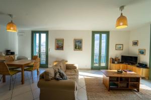 sala de estar con sofá y mesa en Le pavillon du lac en Duingt