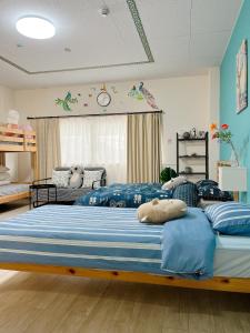 1 dormitorio con 2 camas en una habitación en HOME IN 2 (In front of the dome), en Osaka