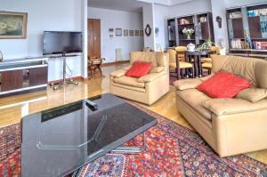 Una sala de estar con dos sofás y un televisor. en La Casa di Nilde, en La Spezia