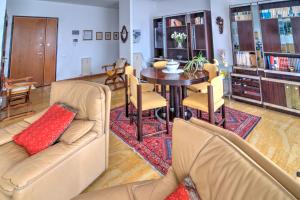 Una sala de estar con dos sofás y una mesa. en La Casa di Nilde, en La Spezia
