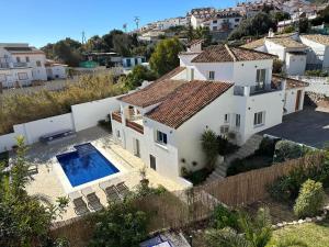 Basen w obiekcie Luxury Villa Andalucia Seaview Private Pool close to Centre lub w pobliżu
