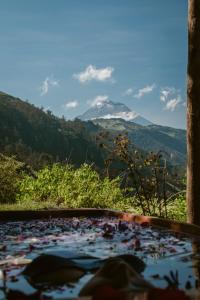 uma banheira de hidromassagem com vista para uma montanha em Nalanda Casa de Montaña em Patate