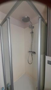 e bagno con doccia e soffitto. di B & B Vandenbroucke Joseline a Ypres