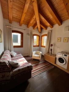ein Wohnzimmer mit einem Sofa und einer Mikrowelle in der Unterkunft Al Piccolo Clarin in Mestre