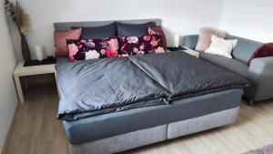 eine Couch mit einer Decke darüber in der Unterkunft Ferienwohnung Schottenheim in Nabburg