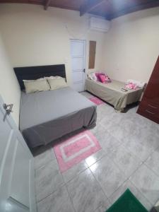 um quarto com duas camas num quarto em Departamento 1 Dormitorio 1 cama 2 plazas y 1 cama 1 plaza deplazable( para 2 chicos ) em Corrientes