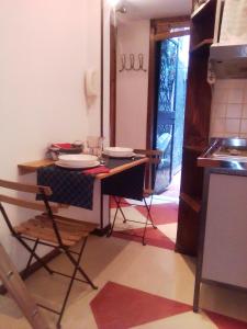 A kitchen or kitchenette at Ca' Angiolo ai Frari