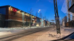 uma rua nevada com um edifício cgi ao lado em Style 1BR with sauna,Tornio city em Tornio