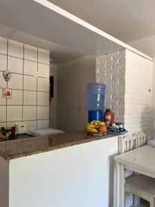 una barra de cocina con un montón de fruta en una mesa en Apartamento fortaleza, en Fortaleza