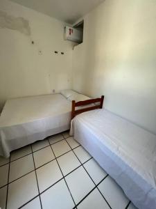 Habitación con 2 camas y suelo de baldosa. en Apartamento fortaleza, en Fortaleza