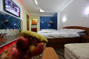 sypialnia z łóżkiem i stołem z misą owoców w obiekcie Villa Maki w Ochrydzie