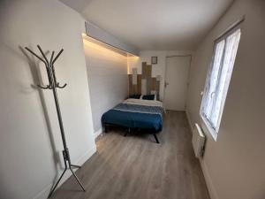 1 dormitorio pequeño con 1 cama en una habitación en suite spa jacuzzi tout confort, en Beaumont-sur-Oise