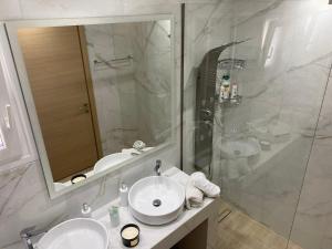 baño con 2 lavabos y ducha de cristal en Villa Theo Corfu, en Ágios Ioánnis