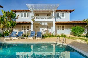 ein Haus mit einem Swimmingpool vor dem Haus in der Unterkunft Pousada Maré Búzios in Búzios