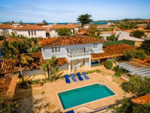 Luftaufnahme eines Hauses mit Swimmingpool in der Unterkunft Pousada Maré Búzios in Búzios