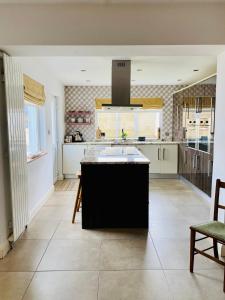 una cucina con ampia isola in una stanza di Modern holiday home with sea view- close to beach a Portstewart