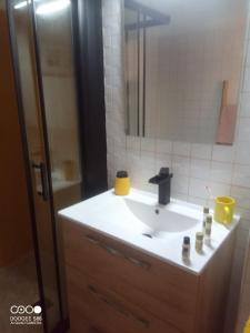 Kúpeľňa v ubytovaní Coty's Beach, habitaciones en casa compartida + 11 fotografií