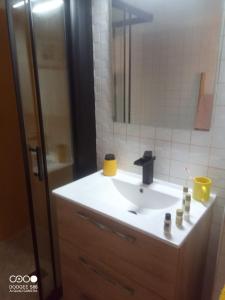ein Bad mit einem Waschbecken und einem Spiegel in der Unterkunft Coty's Beach in Benalmádena