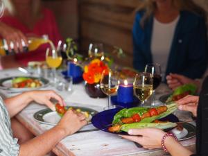 un gruppo di persone sedute a un tavolo con un piatto di cibo di Lensmannsgården a Namdalseid