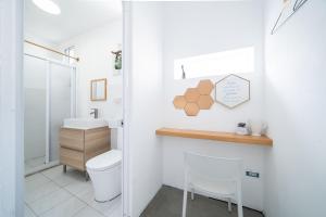 un baño con inodoro y lavabo en Ling Inn, en Kaohsiung