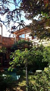 Casa con balcón y árbol en La cabane du bon chemin ,spa en Laval