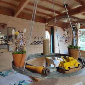 La cabane du bon chemin ,spa في لافال: وجود عربة ألعاب على طاولة في الغرفة