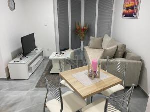 大格拉迪什泰Snow White的客厅里有一张沙发和一张桌子。