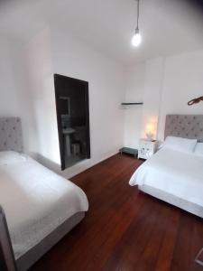Hotel Colonial Andino - Parque principal de Pitalito客房内的一张或多张床位