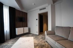 un soggiorno con divano e TV di Hotel Cristal a Cluj-Napoca