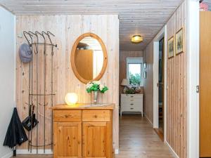 ヴィデ・サンデにあるHoliday home Hvide Sande CXVの鏡付きのバスルーム、木製の壁