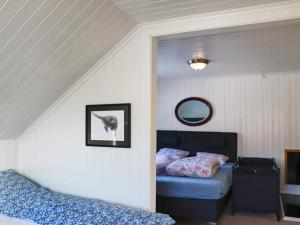 sypialnia z łóżkiem i lustrem w obiekcie Holiday home Songe w mieście Songe