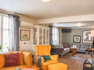 ein Wohnzimmer mit orangefarbenen Stühlen und einem Sofa in der Unterkunft Holiday home Songe in Songe