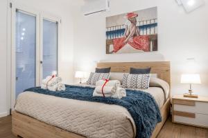 1 dormitorio con 1 cama grande con manta azul en Donna Teresa Central & Cozy Apartment, en Taranto