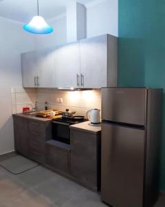 una cucina con elettrodomestici in acciaio inossidabile e frigorifero di Blue Studio Nidri a Nydri