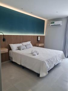 una camera da letto con un grande letto con due asciugamani di Departamento Solar Liniers a Resistencia
