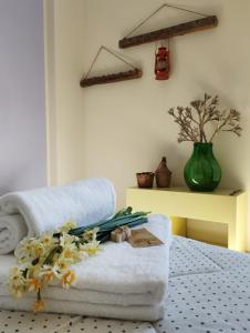 a room with a white chair with flowers on a bed at Ferula loft in Sortino