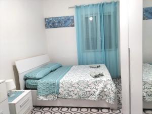 1 dormitorio con 2 camas y cortinas azules en villaparadiso seccagrande 2, en Seccagrande