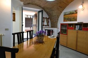 ロッカ・サン・ジョヴァンニにあるcasetta za' Luciaのダイニングルーム(木製テーブル、椅子付)