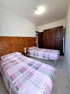 カステル・ディ・サングロにあるCasa Vacanze La Civitaの小さな部屋のベッド2台