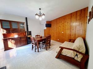 Una sala de estar con una mesa y un piano. en Casa Vacanze La Civita, en Castel di Sangro 2 fotos más