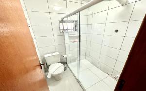 y baño con aseo y ducha acristalada. en HLN Hotel - Expo - Anhembi en São Paulo