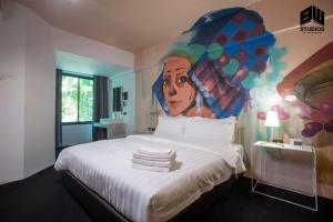 Postel nebo postele na pokoji v ubytování BW Studios thai art style佩門500米