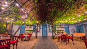 un restaurant avec des tables, des chaises et des lumières dans l'établissement Via Mina Hotel, à El Mîna