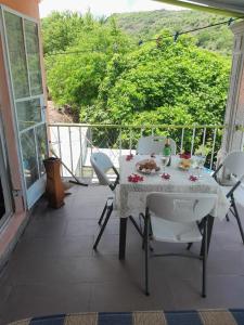 einen Tisch und Stühle auf dem Balkon eines Hauses in der Unterkunft La Belle du Sud in Rodrigues Island