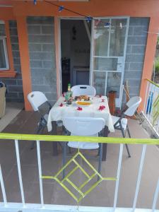 einen Tisch und 4 Stühle auf einer Terrasse mit Tisch und Stühlen in der Unterkunft La Belle du Sud in Rodrigues Island