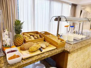 ein Buffet mit Brot und anderen Speisen auf dem Tisch in der Unterkunft Hotel Selva Arenal in El Arenal